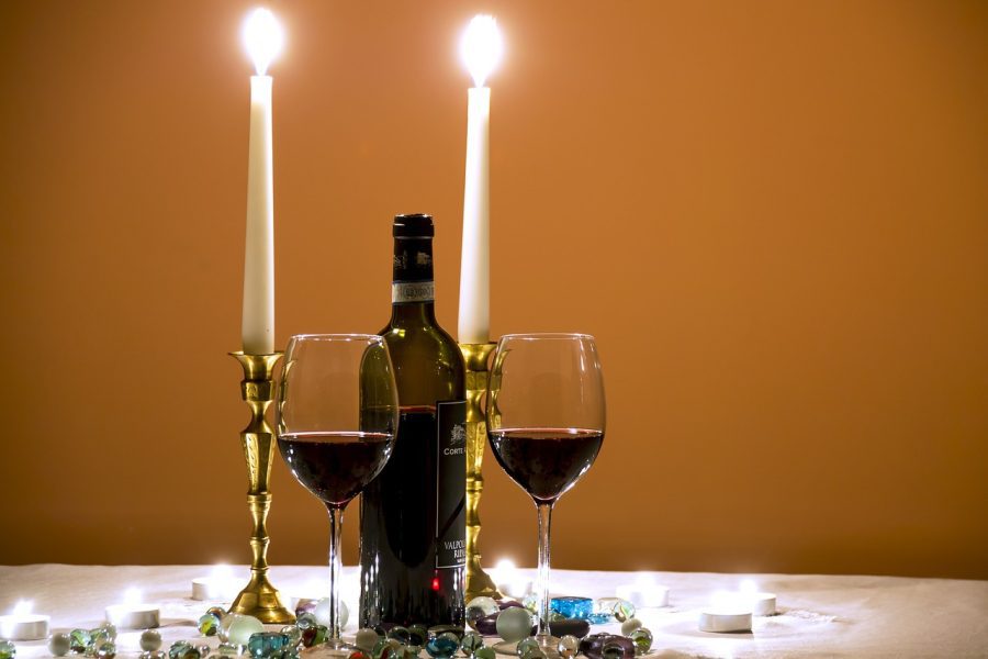 Romantyczna kolacja pod gwiazdami: Jak zorganizować?